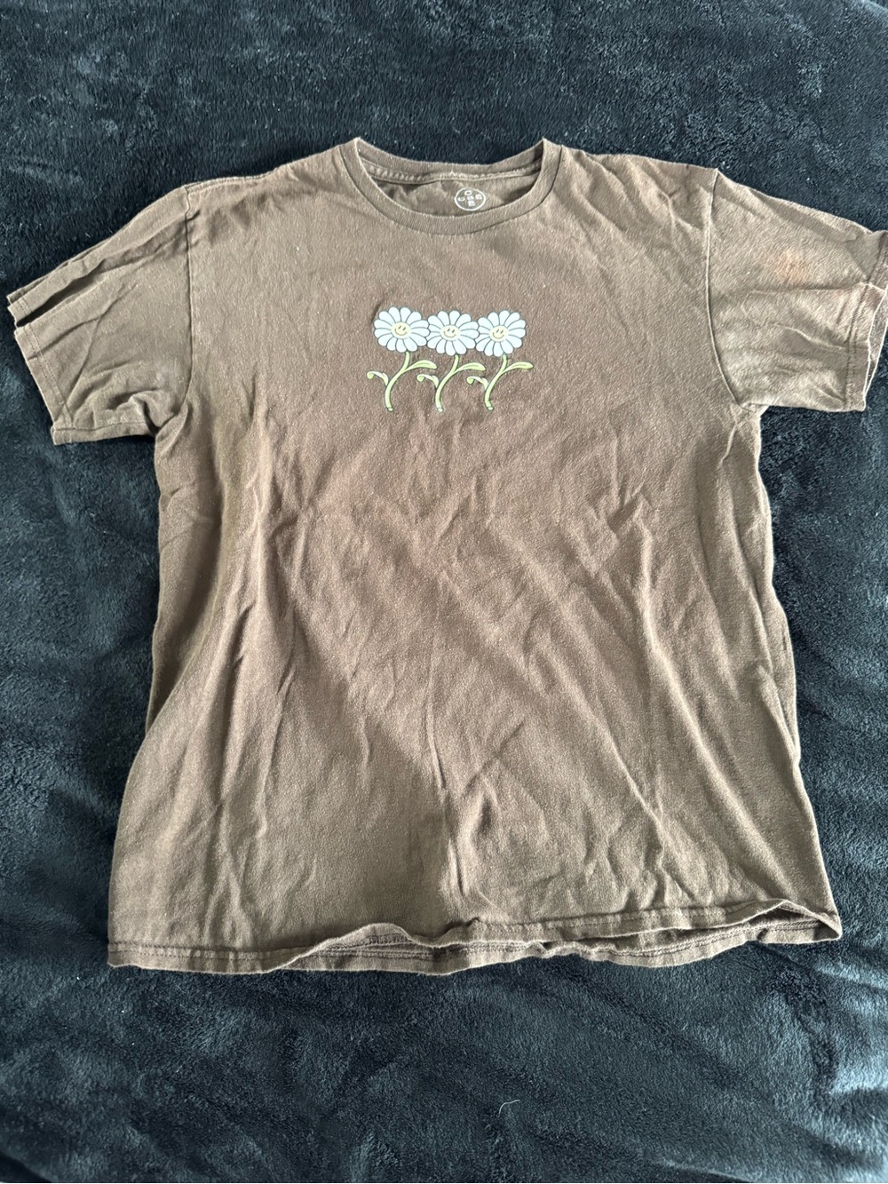 Gildan Brown T‑Shirt with White Daisy Trio Graphic